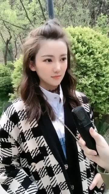 吃瓜街头采访小姐姐视频,揭秘吃瓜小姐姐的独家美食秘籍