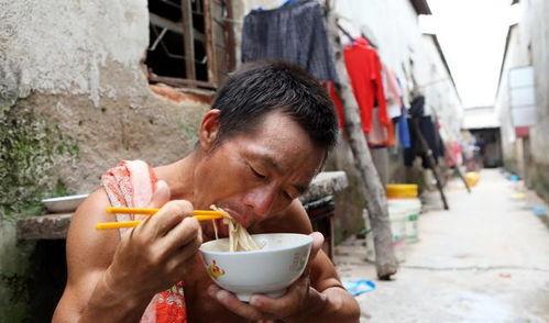 宁夏农民吃瓜事件视频最新,瓜农丰收却愁销路，网友热议助力解困